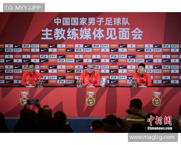 足球明星帅气亮相活动现场展现风采与魅力的精彩瞬间合集